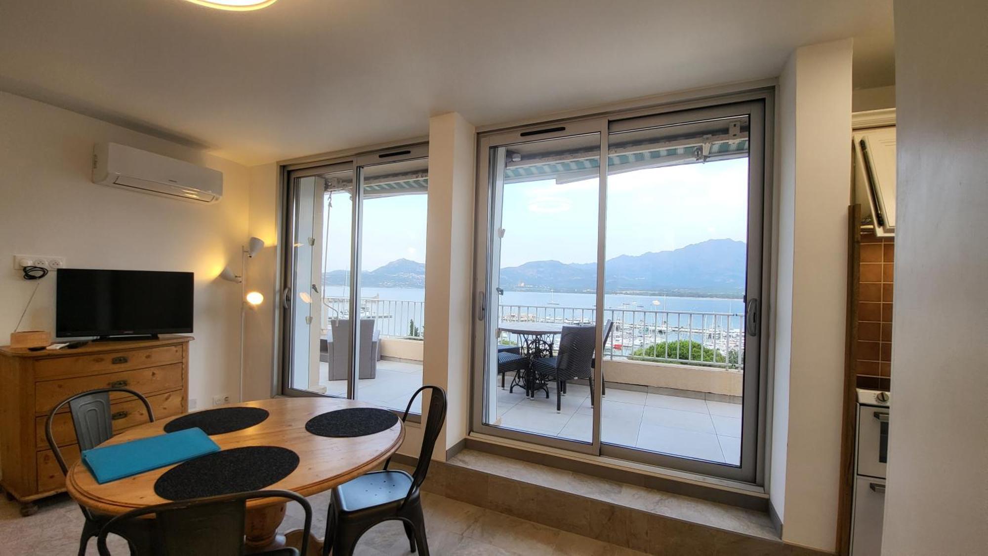 Sur La Baie, En Centre Apartment *