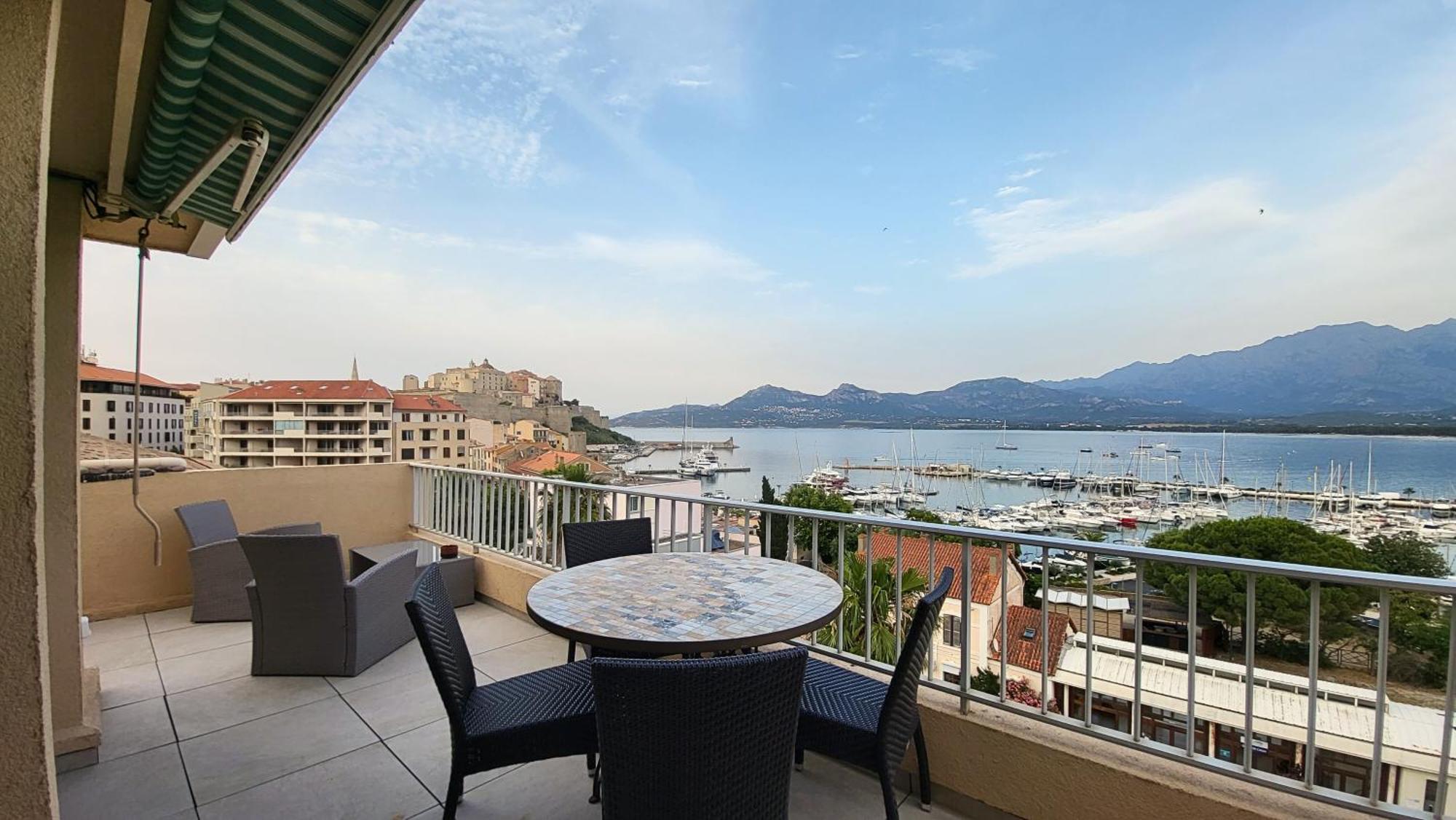 Sur La Baie, En Centre * Calvi (Corsica)